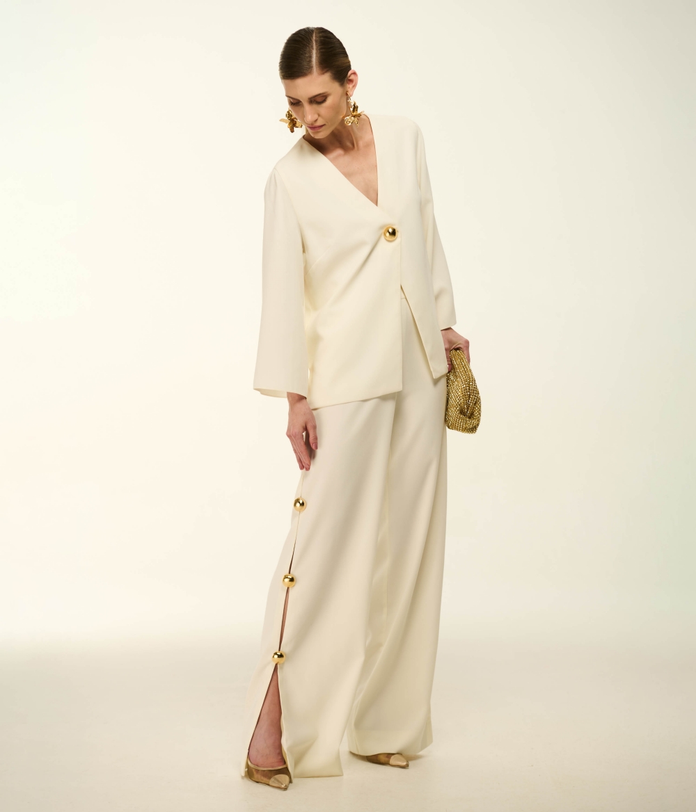 CALÇA PANTALONA EM CREPE COM FENDAS E BOTÕES DOURADOS