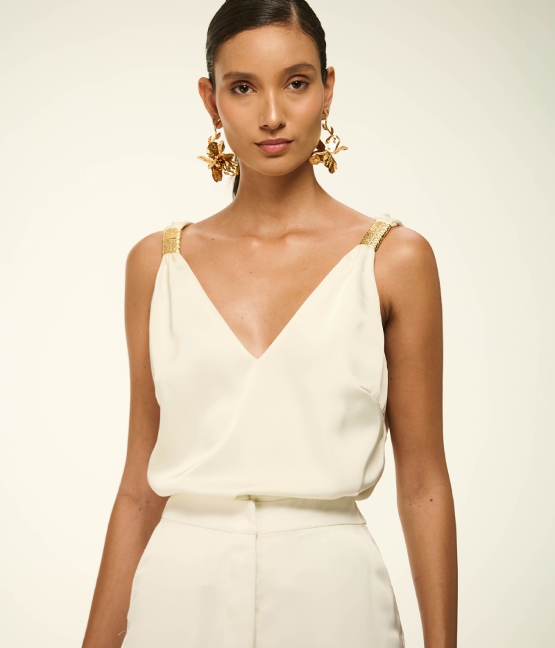 BLUSA EM CETIM COM DECOTE V E ALÇAS DOURADAS