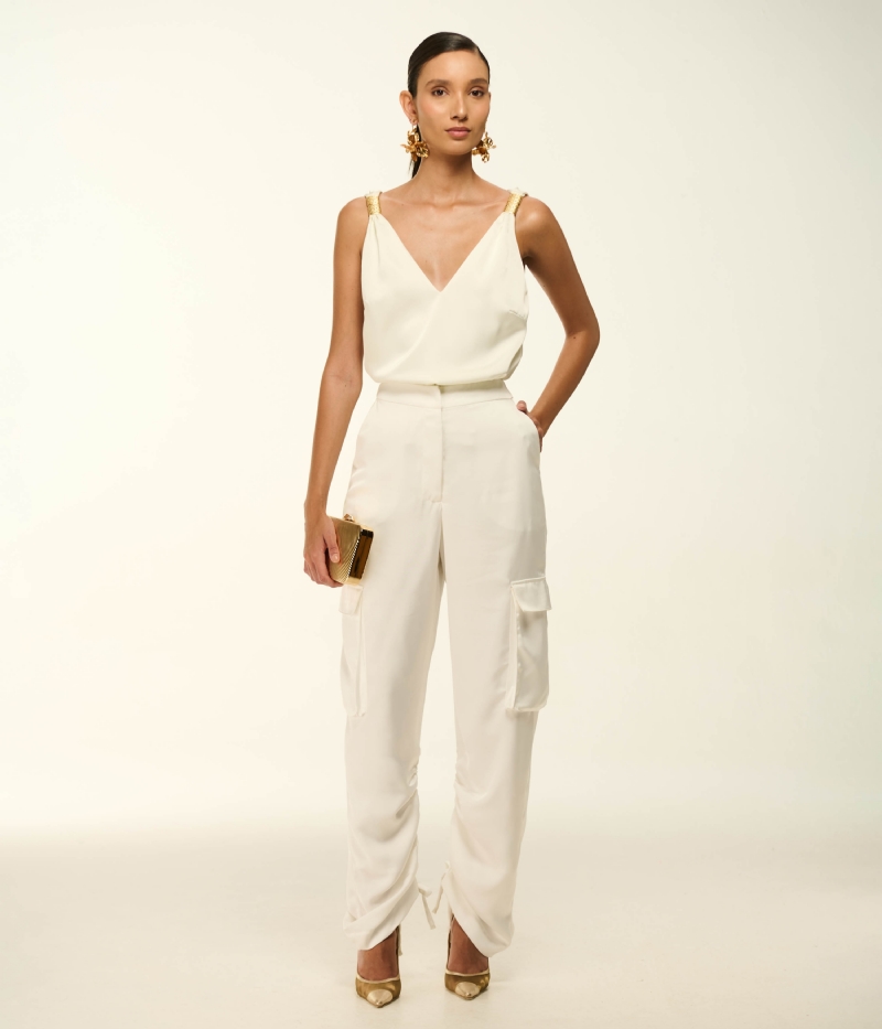 BLUSA EM CETIM COM DECOTE V E ALÇAS DOURADAS