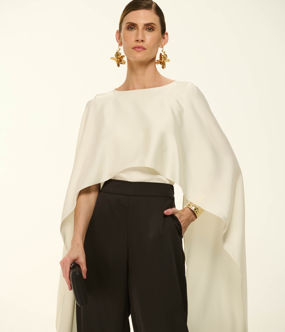 BLUSA EM CETIM COM DECOTE CANOA E MANGAS CAPA