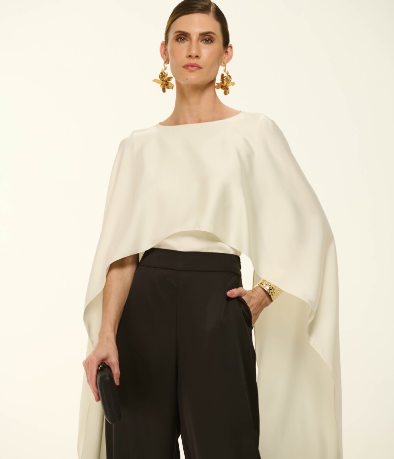 BLUSA EM CETIM COM DECOTE CANOA E MANGAS CAPA