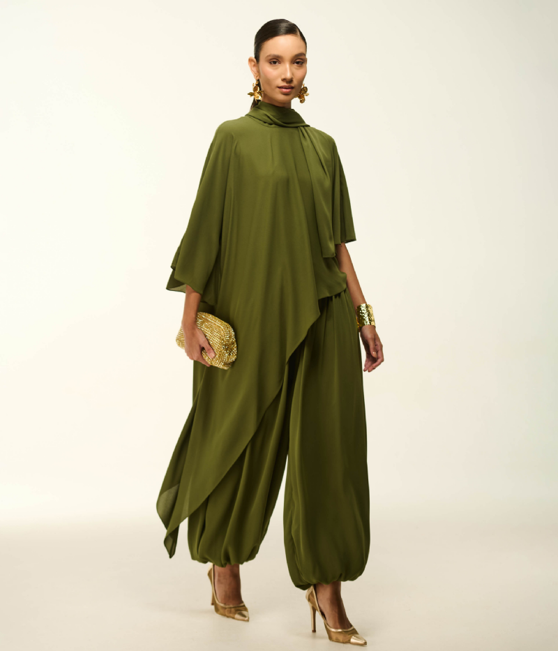 BLUSA EM CREPE FLUIDO COM DECOTE DRAPEADO E MANGAS CAPA