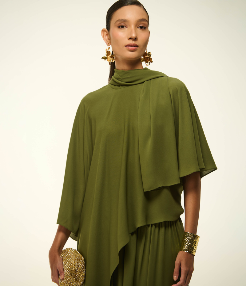 BLUSA EM CREPE FLUIDO COM DECOTE DRAPEADO E MANGAS CAPA