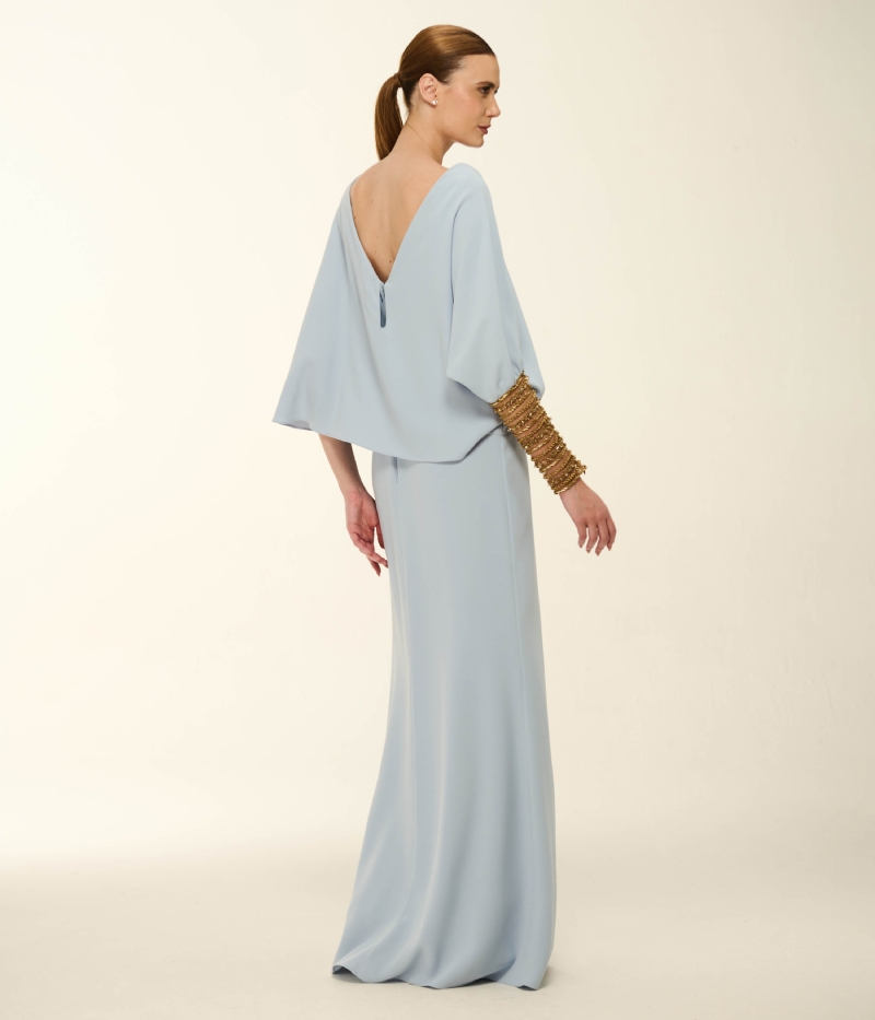 VESTIDO LONGO EM CREPE COM MANGAS CAPA E PUNHO BORDADO