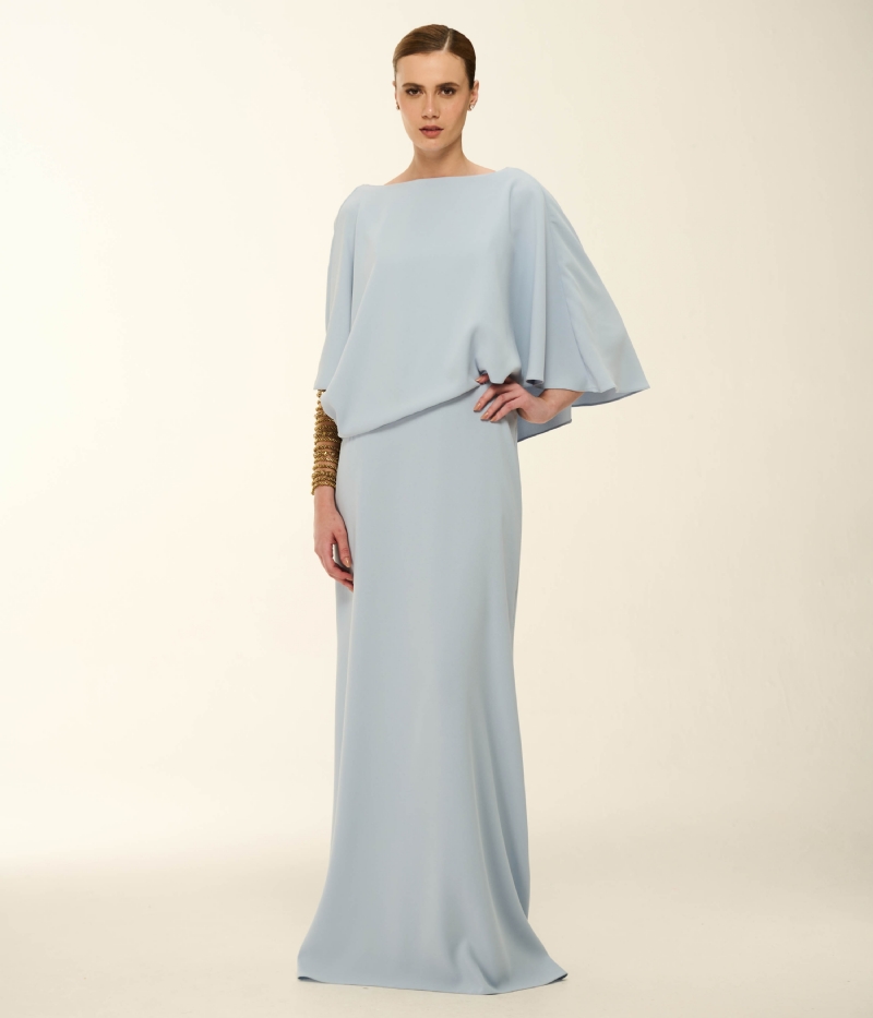 VESTIDO LONGO EM CREPE COM MANGAS CAPA E PUNHO BORDADO