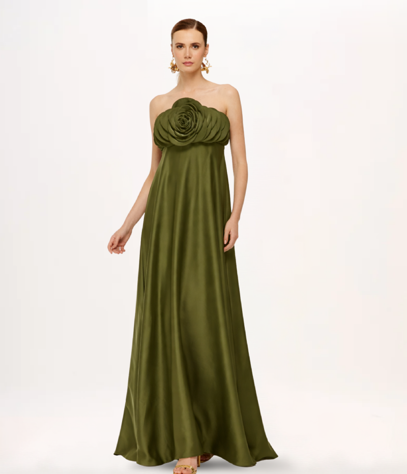 VESTIDO LONGO EM CETIM COM FLOR 3D ESCULTURAL