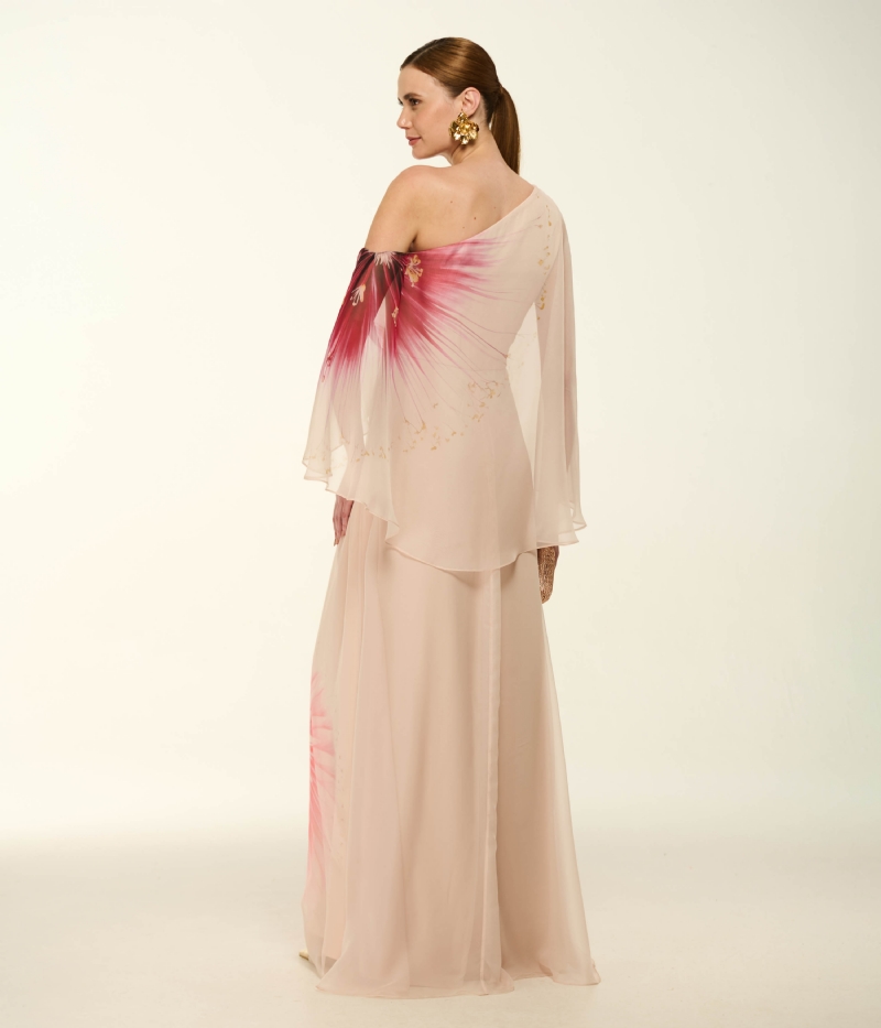 VESTIDO LONGO ASSIMÉTRICO EM MUSSELINE COM CAPA E ESTAMPA EXCLUSIVA