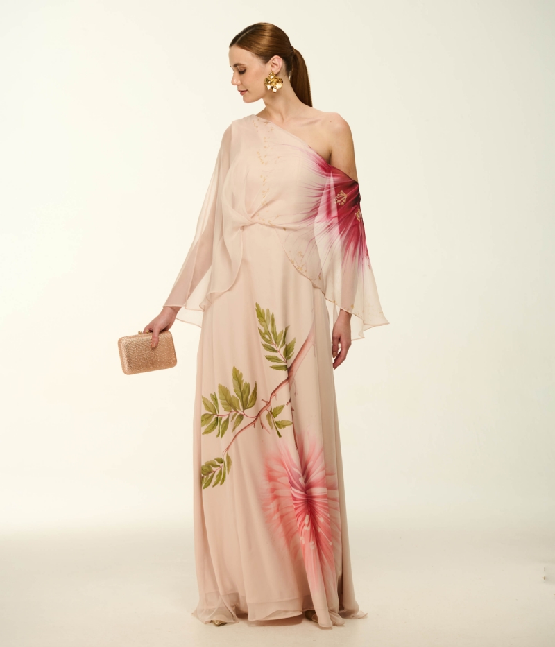 VESTIDO LONGO ASSIMÉTRICO EM MUSSELINE COM CAPA E ESTAMPA EXCLUSIVA