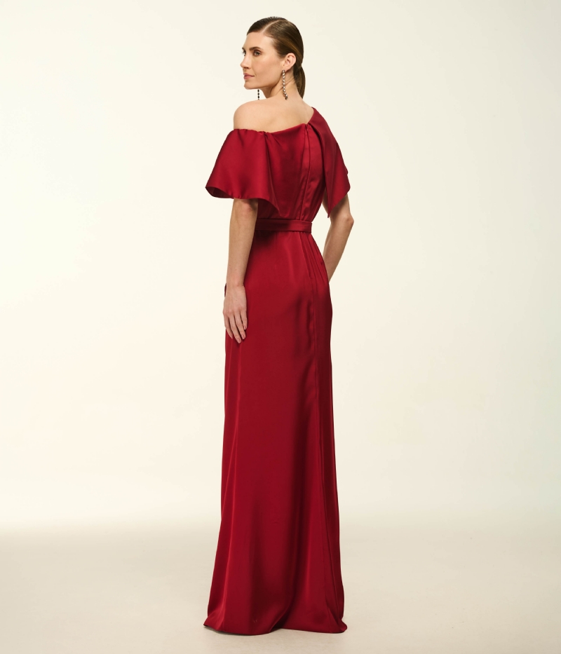 VESTIDO LONGO EM CETIM FLUIDO COM BUSTO ESCULTURAL E FENDA