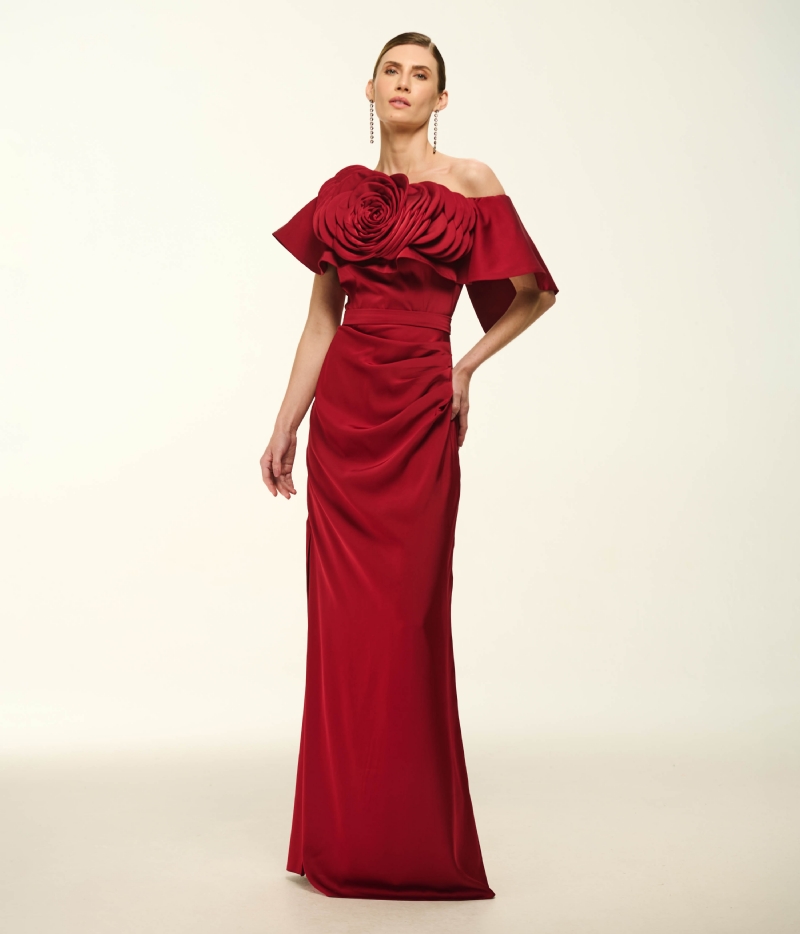 VESTIDO LONGO EM CETIM FLUIDO COM BUSTO ESCULTURAL E FENDA