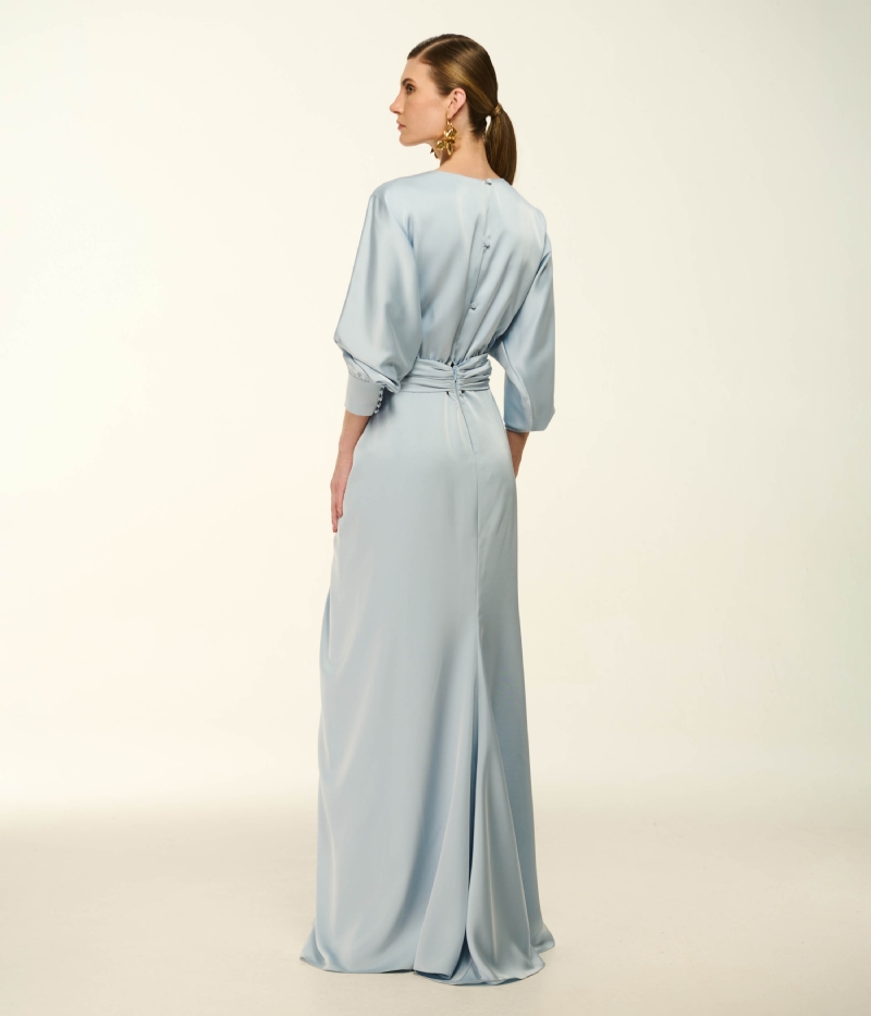 VESTIDO LONGO EM CETIM COM DECOTE V E DETALHE ESCULTURAL FLORAL