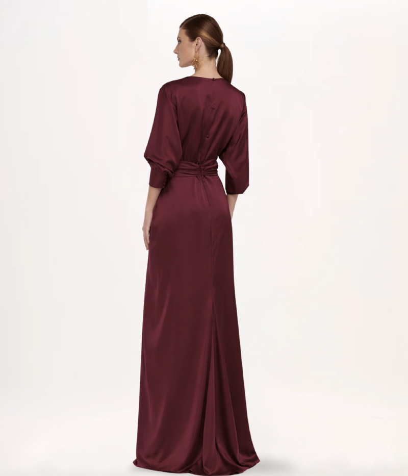 VESTIDO LONGO EM CETIM COM DECOTE V E DETALHE ESCULTURAL FLORAL