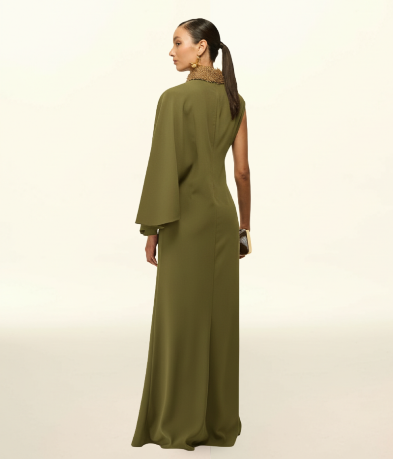 VESTIDO LONGO COM GOLA ALTA BORDADA E MANGA CAPA