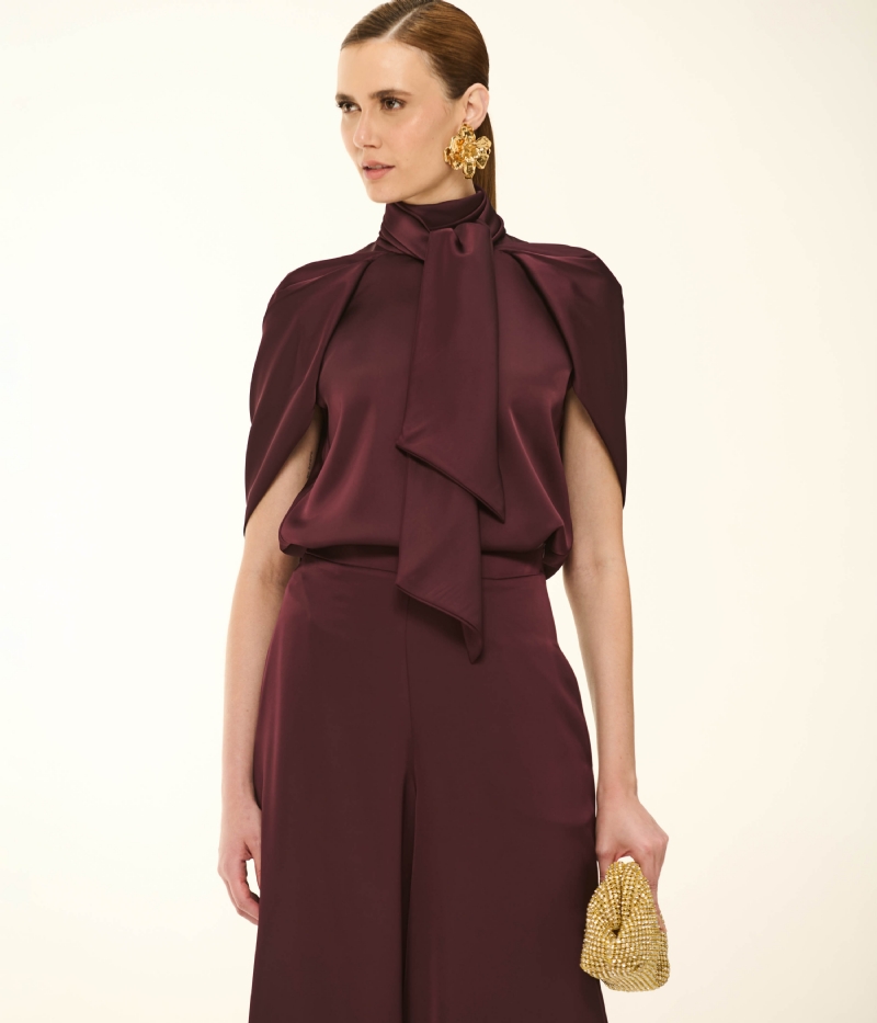 BLUSA EM CETIM COM GOLA ALTA E AMARRAÇÃO