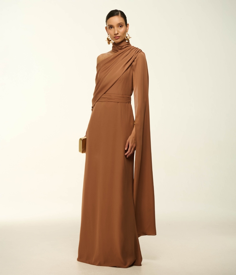 VESTIDO LONGO EM CREPE FLUIDO COM DECOTE ASSIMÉTRICO E DRAPEADO