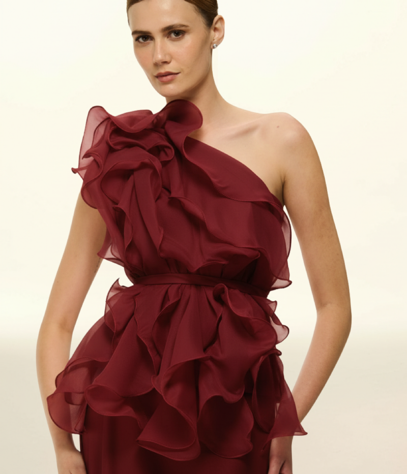 BLUSA EM ORGANZA COM DETALHES EM VOLANTES E OMBRO ASSIMÉTRICO