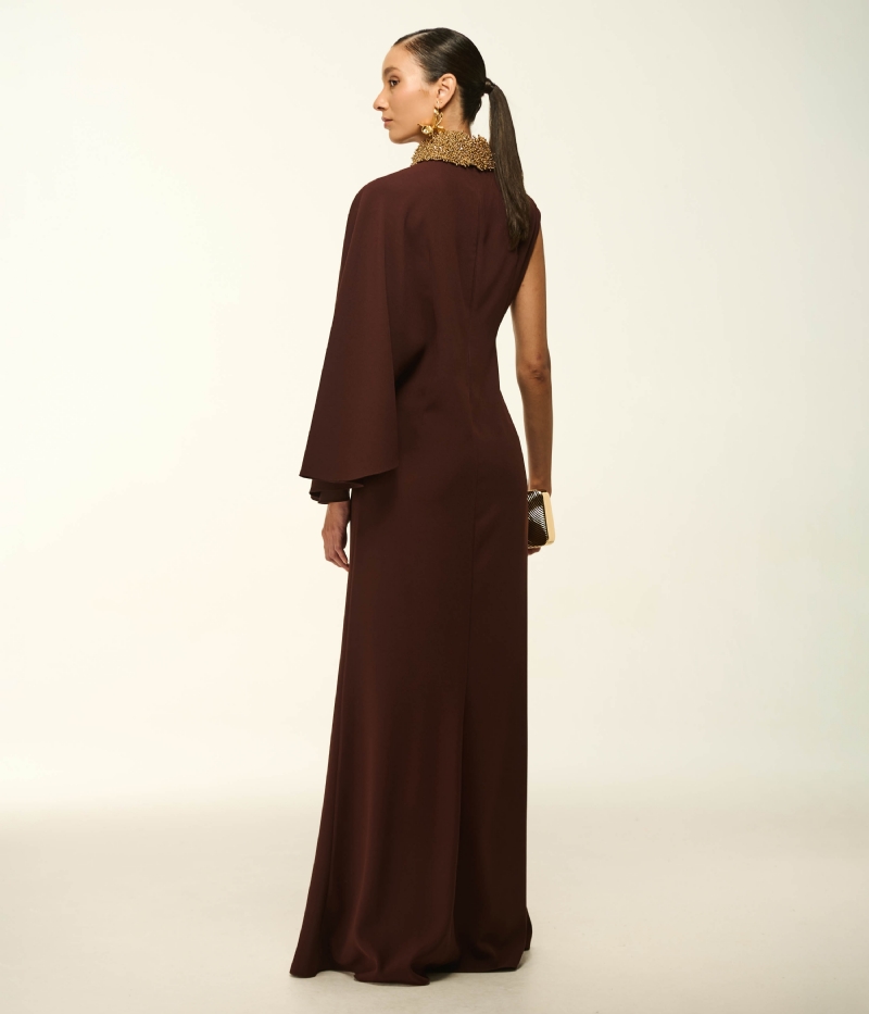 VESTIDO LONGO COM GOLA ALTA BORDADA E MANGA CAPA