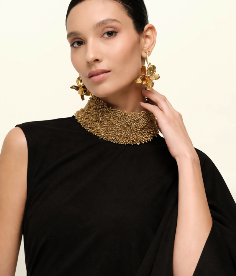 VESTIDO LONGO COM GOLA ALTA BORDADA E MANGA CAPA