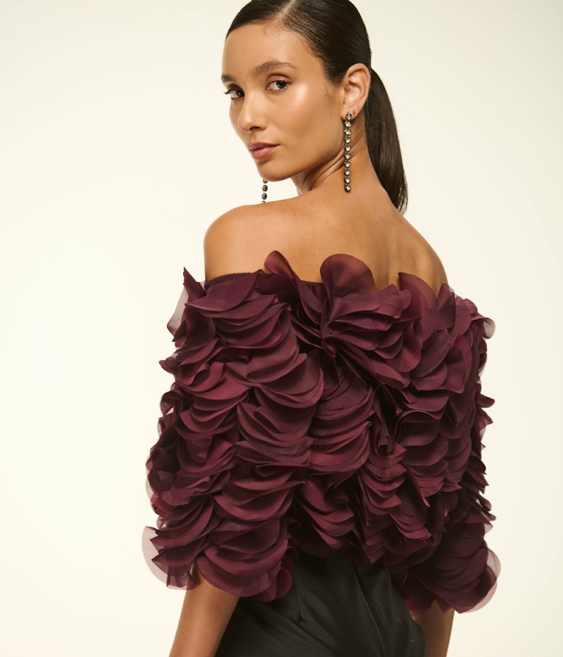 BLUSA OFF-SHOULDER EM LÂMINAS DE ORGANZA