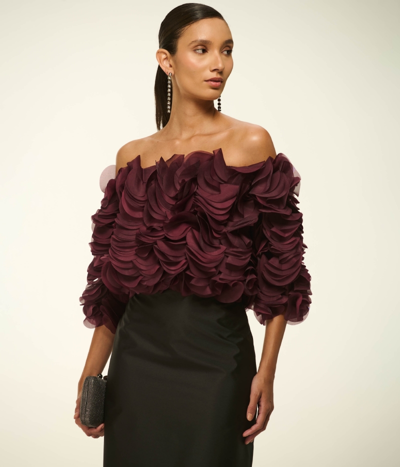 BLUSA OFF-SHOULDER EM LÂMINAS DE ORGANZA