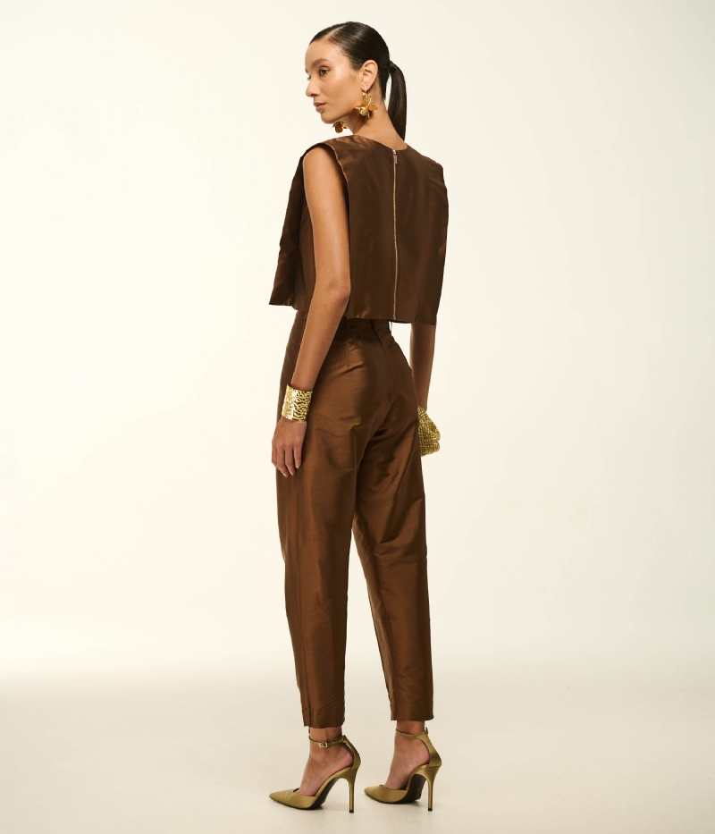 CONJUNTO EM TAFETÁ COM BLUSA ESTRUTURADA E CALÇA DE ALFAIATARIA