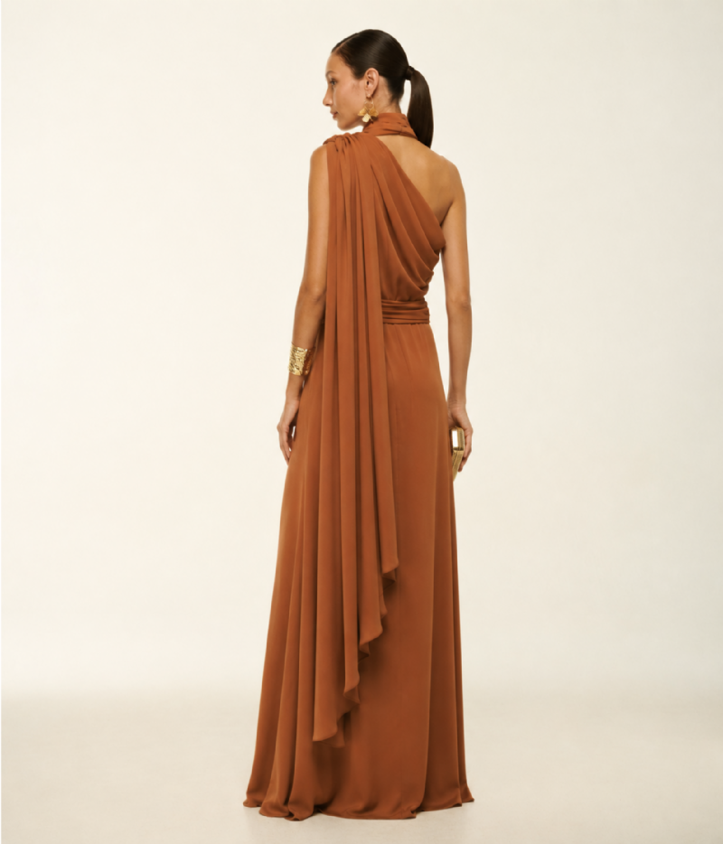 VESTIDO LONGO EM CREPE FLUIDO COM DECOTE ASSIMÉTRICO E DRAPEADO