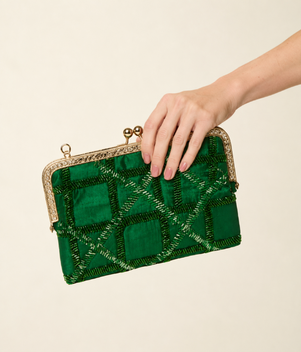 BOLSA CLUTCH EM SHANTUNG COM BORDADO MANUAL