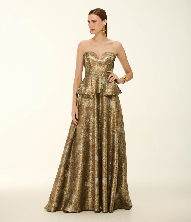 CONJUNTO EM JACQUARD DOURADO COM BLUSA ESTRUTURADA E SAIA LONGA ESCULTURAL