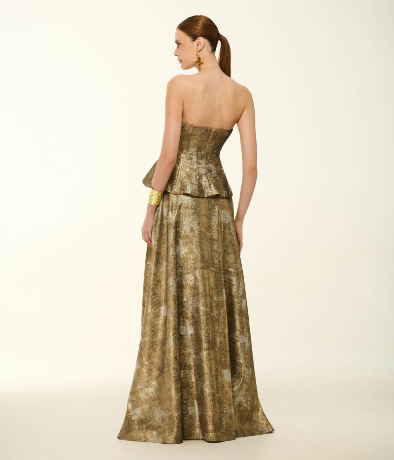 CONJUNTO EM JACQUARD DOURADO COM BLUSA ESTRUTURADA E SAIA LONGA ESCULTURAL