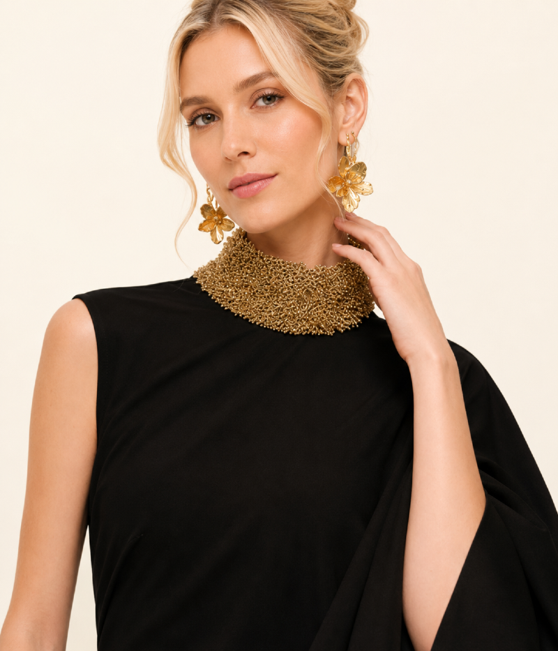 VESTIDO LONGO COM GOLA ALTA BORDADA E MANGA CAPA