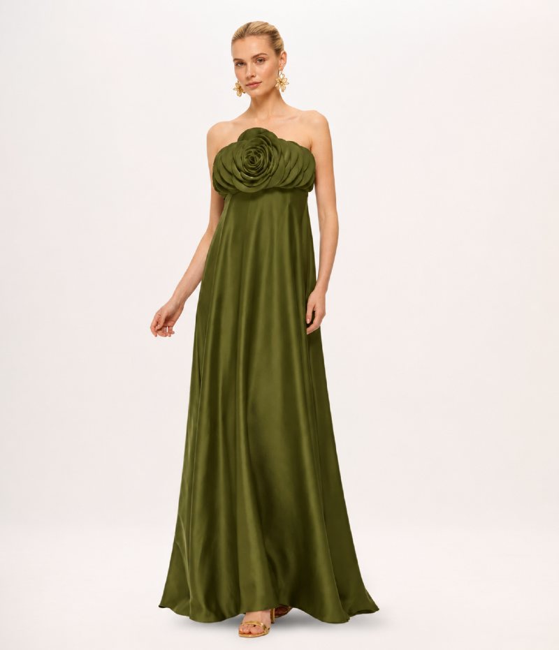 VESTIDO LONGO EM CETIM COM FLOR 3D ESCULTURAL