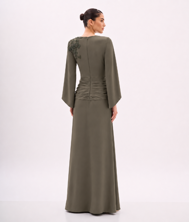 Vestido de festa decote sobreposto com bordado no ombro