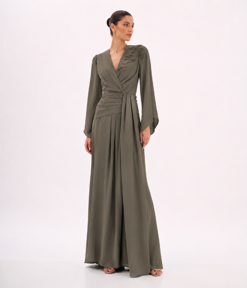 Vestido de festa decote sobreposto com bordado no ombro