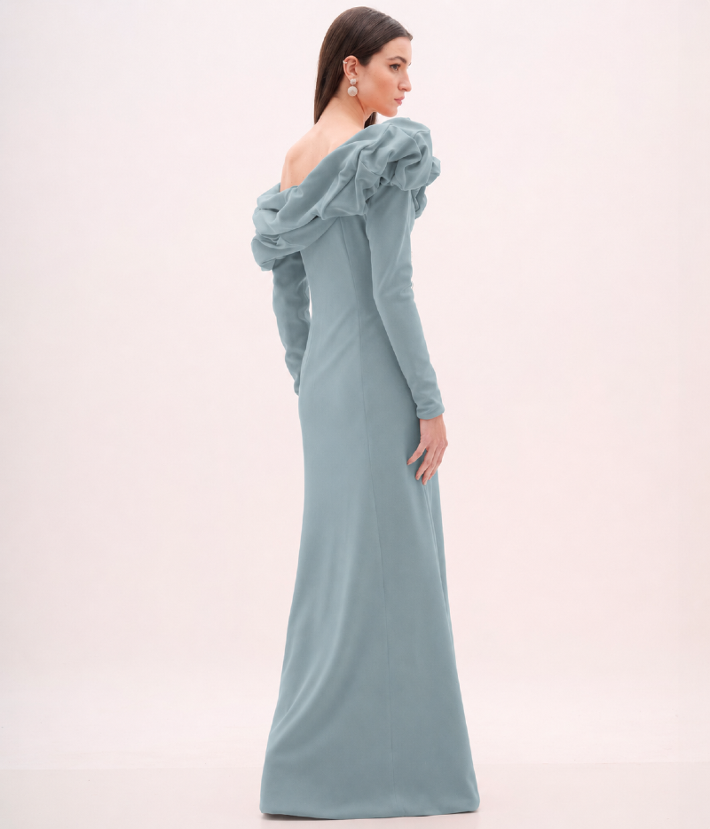 VESTIDO LONGO AZUL COM DETALHE VOLUMOSO NO DECOTE