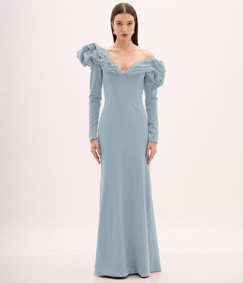 VESTIDO LONGO AZUL COM DETALHE VOLUMOSO NO DECOTE
