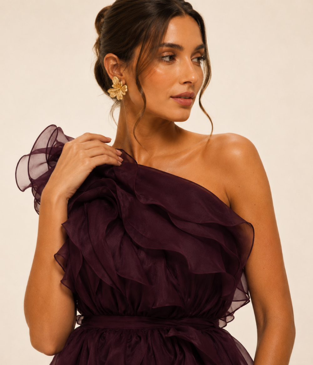 BLUSA EM ORGANZA COM DETALHES EM VOLANTES E OMBRO ASSIMÉTRICO
