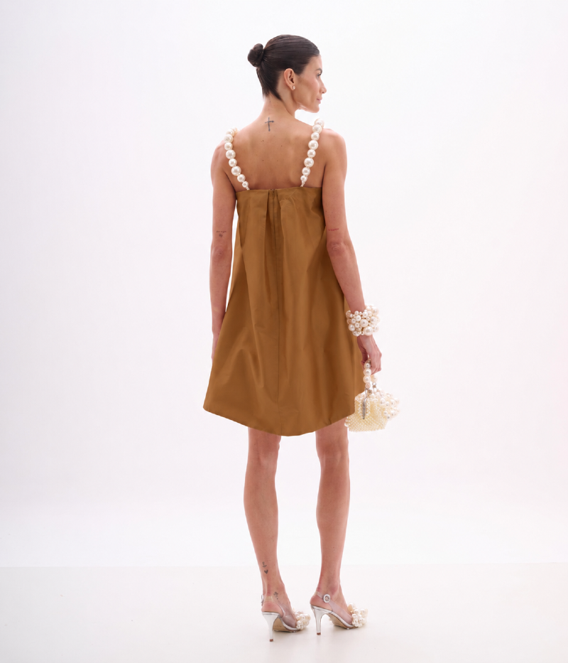 VESTIDO CURTO EM TAFETÁ GOLDEN BROWN COM ALÇAS DE PÉROLAS