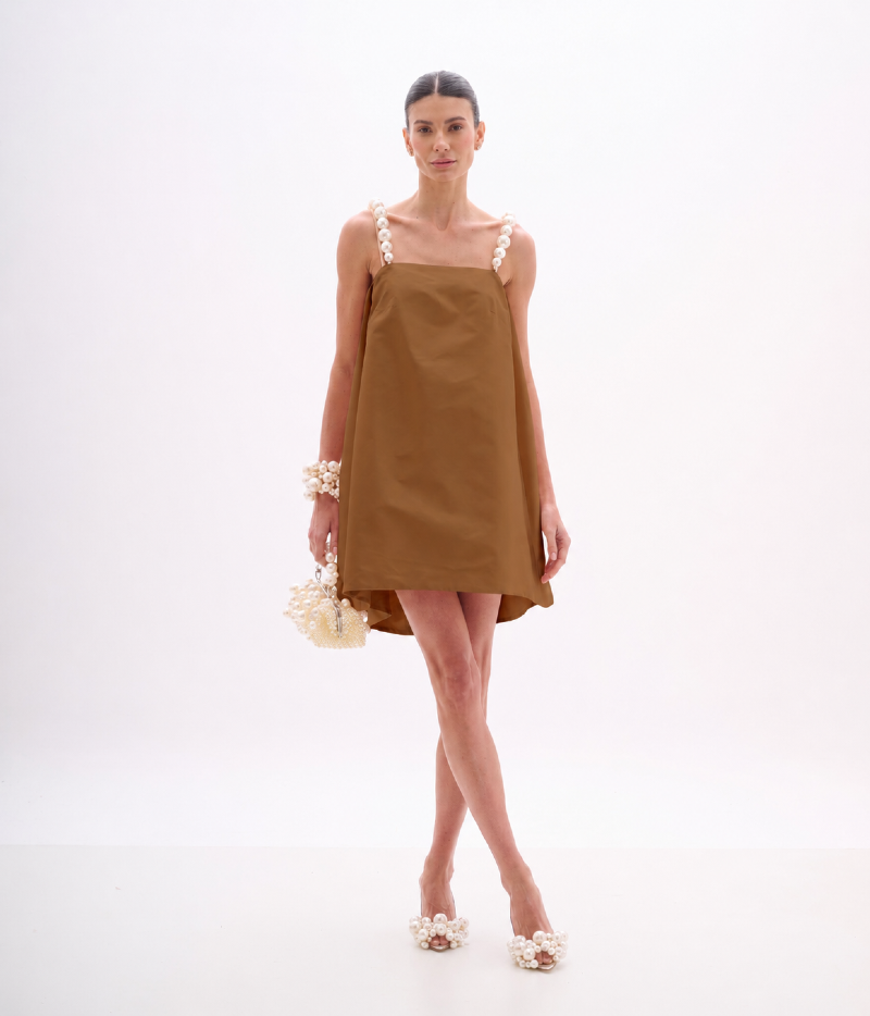 VESTIDO CURTO EM TAFETÁ GOLDEN BROWN COM ALÇAS DE PÉROLAS