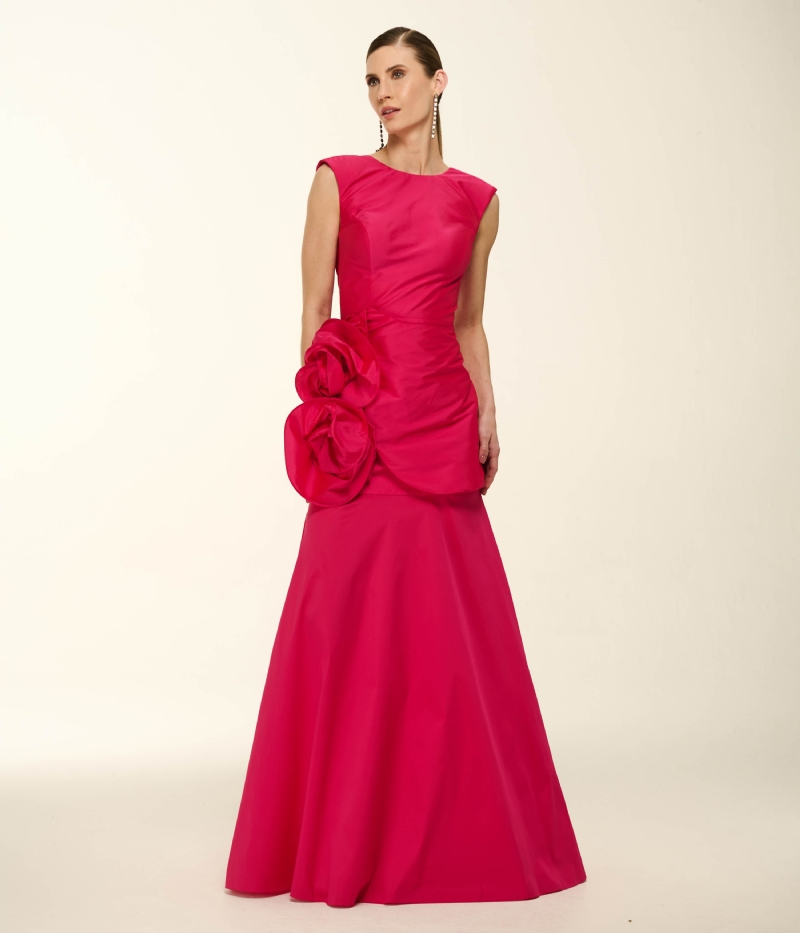 VESTIDO LONGO EM TAFETÁ COM FLORES APLICADAS E COSTAS PROFUNDAS