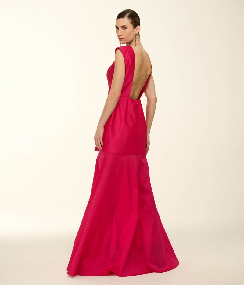 VESTIDO LONGO EM TAFETÁ COM FLORES APLICADAS E COSTAS PROFUNDAS