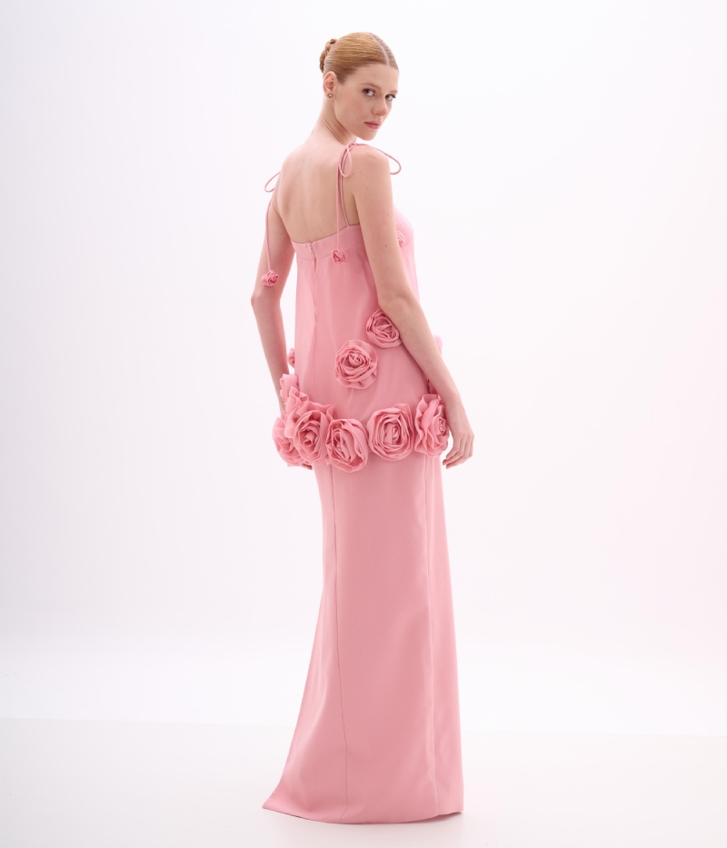 VESTIDO LONGO ROSA CLARO COM FLORES APLICADAS EM CREPE ACETINADO