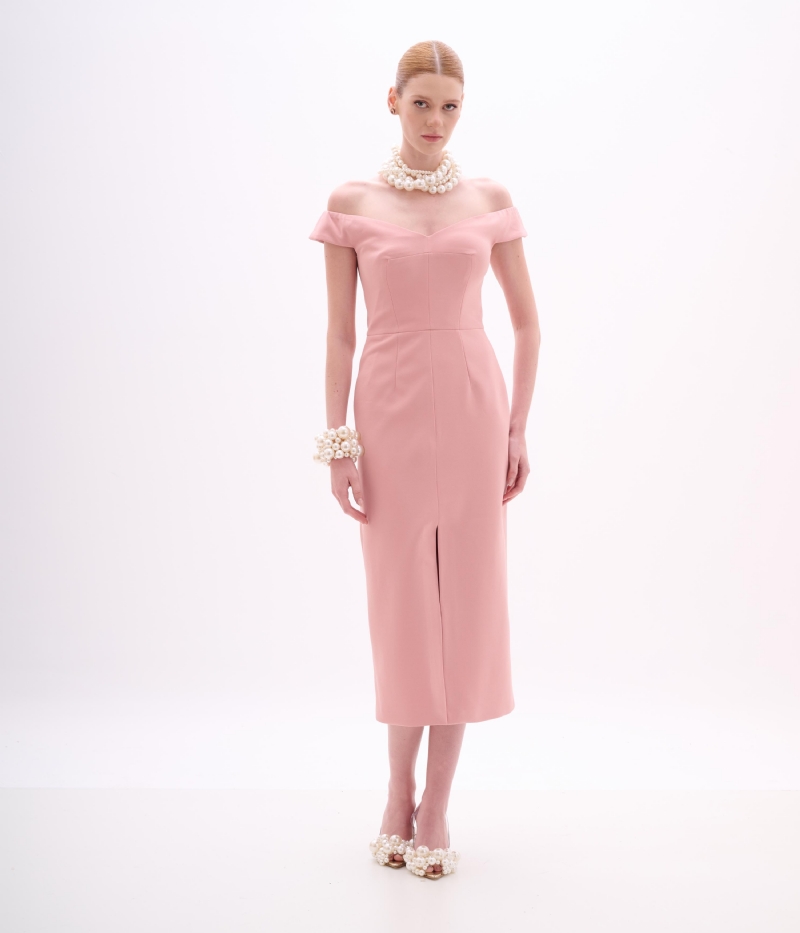 VESTIDO MIDI ROSA PÓ EM CREPE ESTRUTURADO COM DECOTE OMBRO A OMBRO