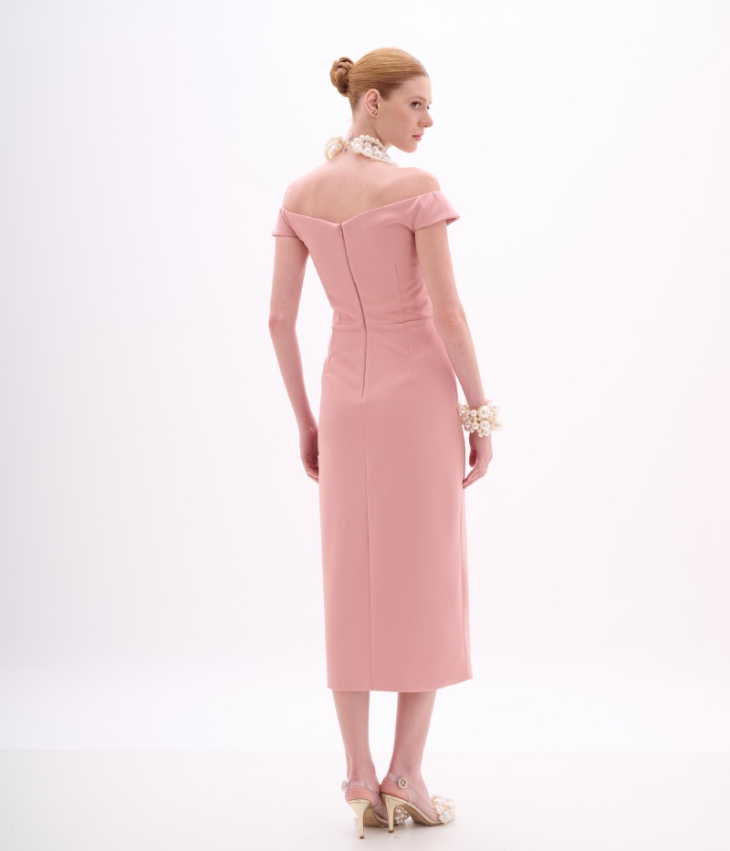 VESTIDO MIDI ROSA PÓ EM CREPE ESTRUTURADO COM DECOTE OMBRO A OMBRO