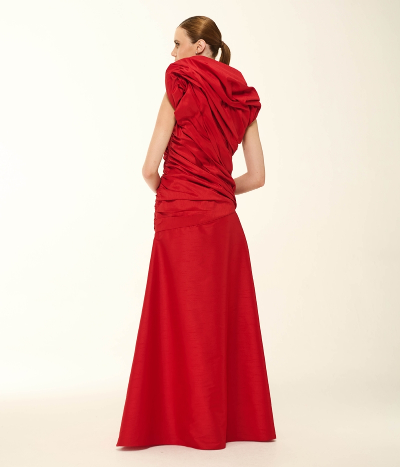 VESTIDO LONGO VERMELHO FOGO EM SHANTUNG COM DRAPEADO ESCULTURAL