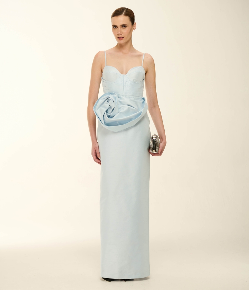 VESTIDO LONGO EM SHANTUNG COM FLOR ESCULTURAL