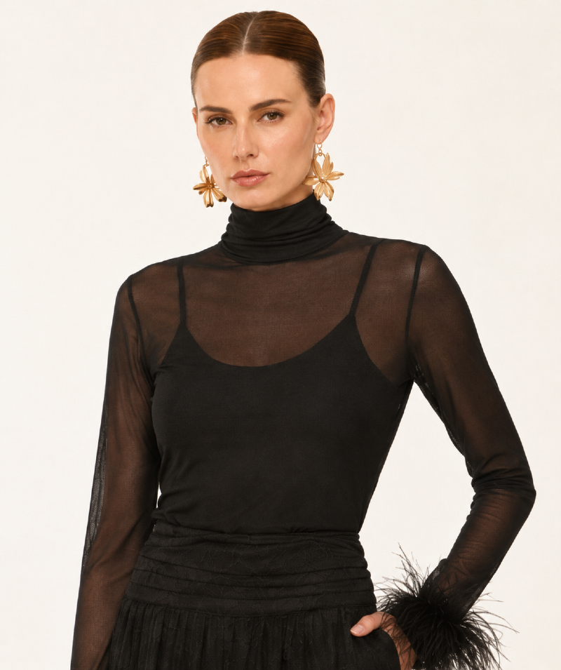 BLUSA EM TULE COM GOLA ALTA E PUNHOS REMOVÍVEIS DE PLUMAS