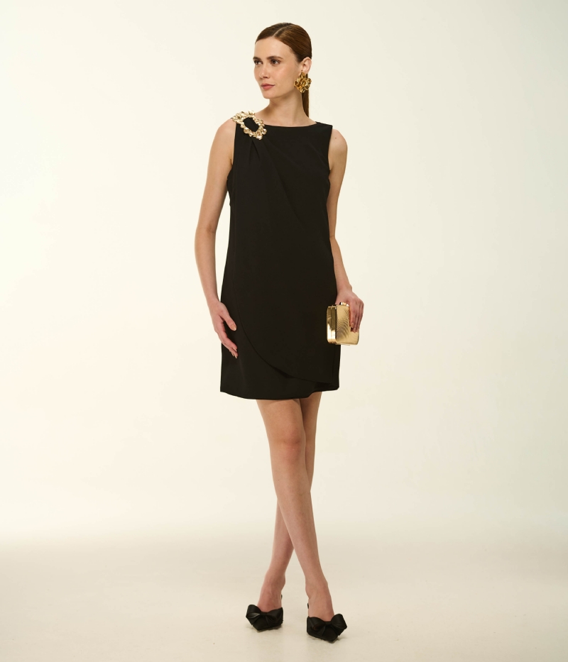 VESTIDO CURTO EM CREPE COM BROCHE ORNAMENTAL