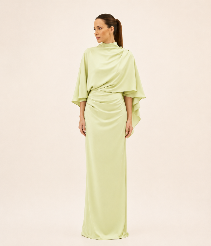 VESTIDO LONGO EM CETIM COM CAPA E GOLA ALTA