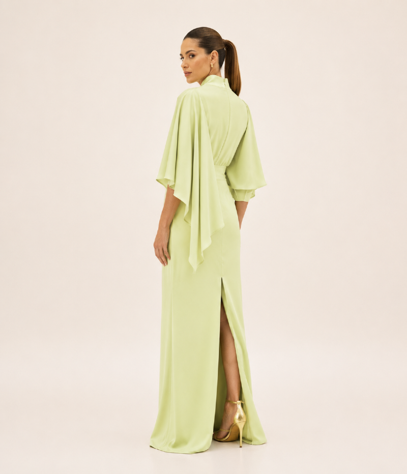 VESTIDO LONGO EM CETIM COM CAPA E GOLA ALTA