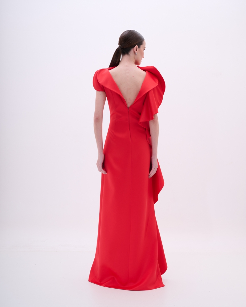 VESTIDO LONGO COM DRAPEADOS E VOLUMES ESCULTURAIS